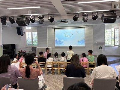 图3龙华幼儿园老师上课.jpg
