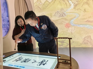 20251121 上博东馆 浦正权院长在探索宫中互动体验.jpg