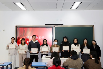 1764224277632568.jpg 20251120徐汇区青年教师教育科研专题研修班结业式 代表合影1-2.jpg