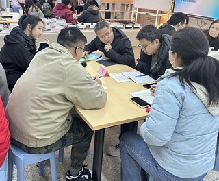 图14 祖权校长与教师一起深度研讨.jpg