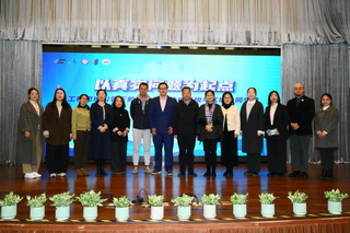 图17 活动现场老师与嘉宾合影.jpg