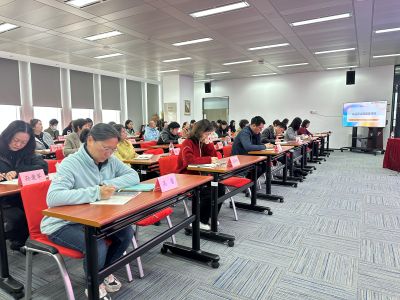 学员聆听讲座.jpg