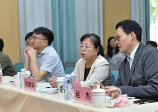 1781506272616382.jpg 1活动现场领导专家认真观摩.JPG