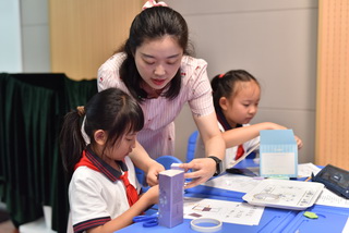 1781506335516305.jpg 5 朱雨倩老指导学生.JPG