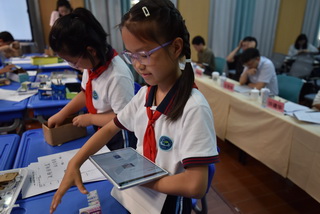 1781506353873165.jpg 6 学生运用区种子教师团队自研AI工具辅助校准设计与制作过程.JPG