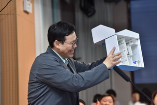1781506374162099.jpg 8 深度教研现场,主持人赵杰老师展示学生作品.并组织深入研讨.JPG