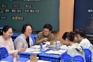 1781506391687993.jpg 7 深度教研环节 陈滕心老师全程参并在组内积极讨论.JPG